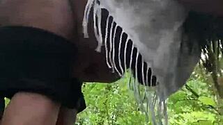 Tud ez a kövér nedves punci eljuttatni a farkadat a csúcsra az erdőben?