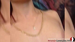 Fotosesija brzo postaje prljava. Mršava nemačka amaterka dobija žestoki fisting od AmateurCommunity XXX