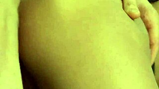 Milf Morena Compartilha Pau Duro com Amigo no Sofá pra Cavalgada Selvagem