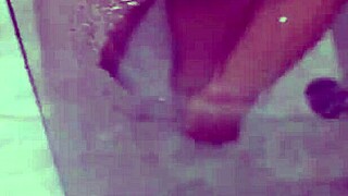 Whoa, přistižená zralá žena s velkou prdelí v koupelně! 😲