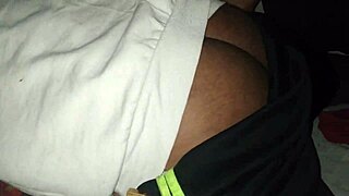 نيك عمة هندية ناضجة في مشهد حافلة حقيقي مع كس حليق