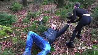 Cítite silu! Lou Nesbit a Lia Louise dominujú brutálnym peggingom!