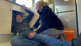 Esposa caliente chupa la polla enorme del plomero en la cocina