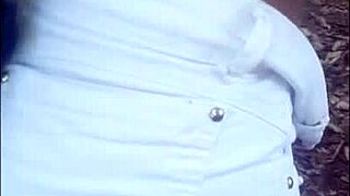 Helvetti, brasilialainen tanssija tarjoaa tiukan perseensä puistossa!