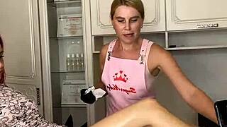 Руса руска красавица подготвя дългите си крака за депилация