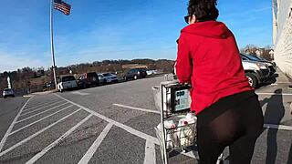 Inscenované blikání v průhledných legínách při nákupu. Milf holka ukazuje velký prdel venku.