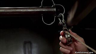 Йо, гледай тая бюстава милф да смуче и чука огромен хуй яко!