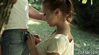 Tatlı genç açık havada sert kıç aksiyonunda eziliyor