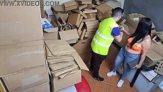 Bos dewi Latina seksi tangkap karyawan malas di HP di gudang, drama berkembang