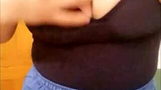 พยาบาลลาตินอล่อใจด้วยหน้าอกใหญ่ในโรงพยาบาล