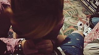 Latina amatør i strømper og lingerie får happy ending blowjob