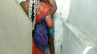 तमिल आंटी को लंबे बालों के साथ नौकर लड़के को पब्लिक में चोदते पकड़ा!