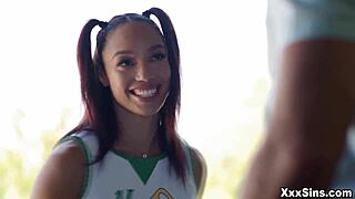 Petite cheerleader Alexis Tae får röv till mun av Charles Dera