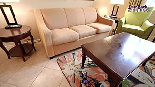 Pertunjukan bikini jadi seks panas dengan stepmom berbucu Kitten Latenight. Setiap saat panas!