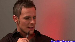 โย่ Rex Roddick อยากดูดกับเพื่อนสี่คนบนโซฟามั้ย?