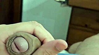 Questo giovane twink 18+ vanta un pene massiccio