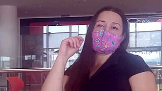 ब्लॉन्ड मिल्फ मॉल में रफ एनल क्रीमपाई लेती है।