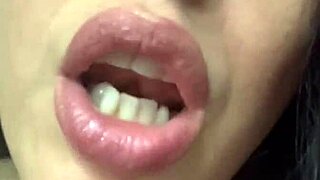 إلهة لاتينية تعطي تعليمات الاستمناء مع عرض صدرها الكبير