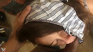 Ranskalainen amatööri satiinipöksyissä syväkurkuttaa ja rimmaa kyrpiä povissa