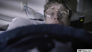 Cherie DeVille invade la terra per fistare il culo di un nerd fino alla sottomissione 👽