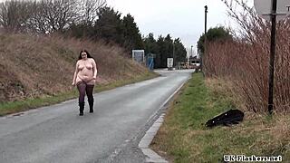 Amatoarea grasă Emma își arată corpul nud în public pentru senzații de voyeur afară