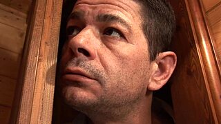 Yo, zag een jonge sexy meid hard geneukt worden in de sauna!