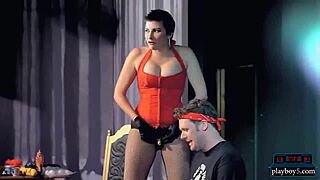 फेमडॉम फेटिश कॉमेडी जिसमें ब्लॉन्ड इम्प्रोवाइज करती है