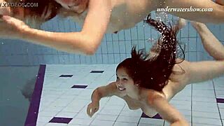 Iva Brizgina和Paulinka是火辣软色情女同，在泳池边比基尼挑逗