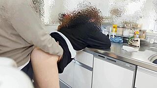 Vrei să ni te alături pentru sex fierbinte în bucătărie cu nevasta mea?