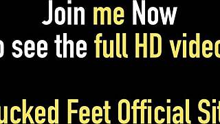 Jasmine Wolff, chceš mi cucnúť holé nohy predtým ako ma poriadne vychodíš tým žravým vibrátorom?