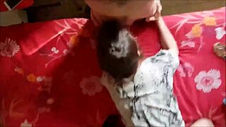 Szexi O2 889 - amatőr kurva tangás ruhában és selyem öltözetben kap doggy stílust, fújást és segg nyálazást POV-ban