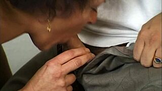 할머니가 딜도 엉덩이에 넣고 쓰리썸에서 난리! 털 보지에서 물이 줄줄!