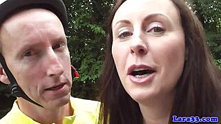 يا رجل، هذه البريطانية الناضجة تُغتصب مؤخرتها على الأربع في الكعب العالي! أنيقة وبرية جدا! 🔥💦