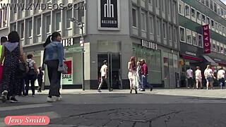 Funk City: Jeny Smith flasht in openbaar met transparante jurk. Geen slipje zichtbaar!