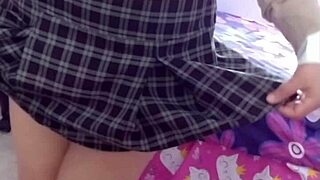 पेटाइट एशियन टीने होममेड एमेच्योर क्लिप में राइड करती है