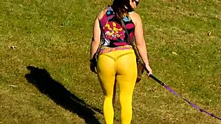 젠장, Sammi 이모의 타이트한 요가 바지가 금기 엉덩이 드러내!