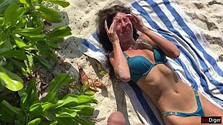 Kdo ji počural na veřejné pláži?