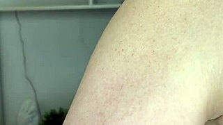 Руска милф в униформа мастурбира космат кур със секси ръкавици.