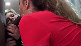 Ορνιάρικες νοικοκυρές λαχταρούν τεράστια καυλιά σε τρελή ερασιτεχνική τετράδα;