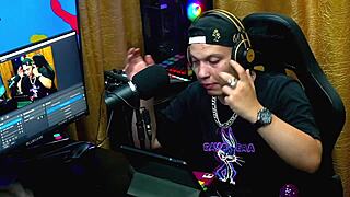 ze haalt lul van haar man tevoorschijn tijdens podcast en zuigt diep