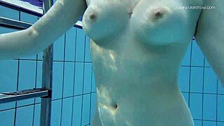 Lada Poleshuk esittää vesialaisen shown suurilla tisseillään ja lyhyillä hiuksillaan