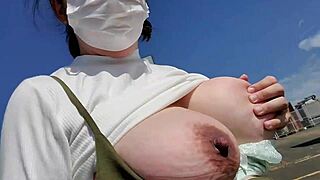 欲求不満な人妻が駐車場で大胆オナニー！