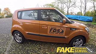 18+ tini tanuló szőrös puncival creampie-t kap hamis autóiskolában