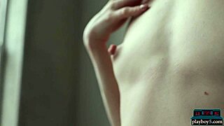 Tynd russisk teen 18+ Stella frister med en sensuel strip for Playboy. Hendes petite 18+ krop mesmeriserer.