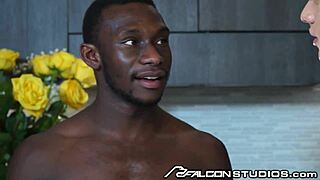 Обожаю мокрую черную жопу на кухонном столе с огромным хуем качка