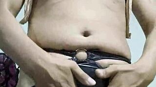 トラベスティが親密な瞬間でソロの快楽を楽しむ