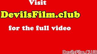 Gata tatuada, chupa esse pau enquanto cavalga!