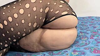 Maćeha uhvaćena na kameri kako pokazuje svoje neverovatno dupe