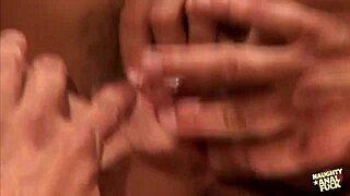 Vroeg aangekomen, de volle blonde stripper geniet van anaal met de partijhost