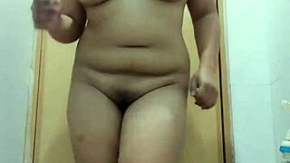 Смотри, как я танцую голая, показывая сиськи и пизду!